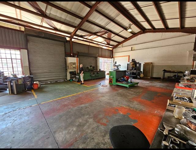 1,100M² WAREHOUSE TO LET IN APEX